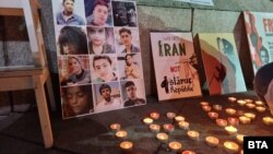 "Ние сме Иран, а не Ислямска република" пише на един от плакатите по време на демонстрацията.