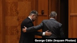 Marcel Ciolacu și Nicolae Ciucă pleacă de la ședința comună solemnă a Senatului şi Camerei Deputaţilor consacrată comemorării a 35 de ani de la Revolta Anticomunistă de la Braşov din 15 noiembrie 1987, organizată la Palatul Parlamentului din București, 14 noiembrie 2022. 