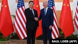 Американскиот претседател Џо Бајден и кинескиот претседател Си Џинпинг се ракуваат на маргините на Самитот на Г20 во Бали на 14 ноември 2022 година. 