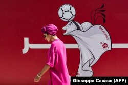 A katari világbajnokság kabalája, La’eeb egy dohai építkezés kerítésén 2022. október 13-án