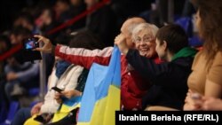 Navijači Ukrajine i Kosova tokom utakmice u malom fudbalu između selekcije Kosova i Ukrajine. Priština, 09. novembar 2022. 