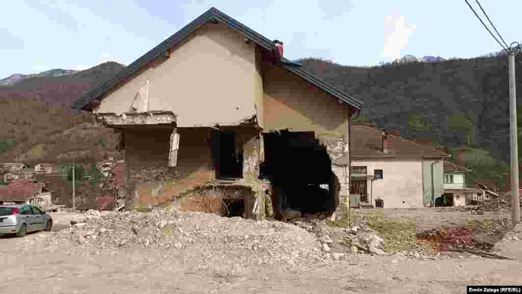 Jedna od teško oštećenih kuća još uvijek čeka na popravak. Sudeći prema fasadi i krovu, kuća je renovirana u periodu neposredno pred lavinu.