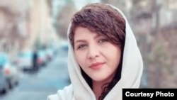 Zeinab Rahimi është gazetarja e pestë që përballet me ligjin vetëm pse kishte komentuar rreth vdekjes së Armita Garavandit.