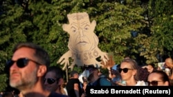 A magyar erdőkért és a favágási szabályok jelentős enyhítése ellen tiltakozó tüntetők Budapesten 2022. augusztus 17-én