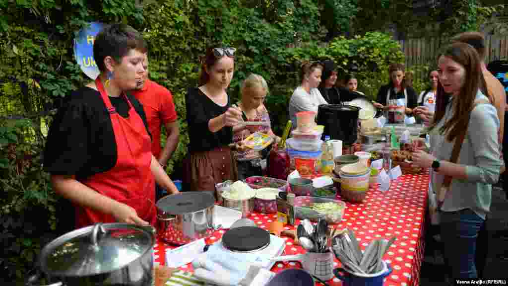 Ovog puta manifestacija &quot;Delikatesni ponedeljak&quot; se održava pod sloganima &quot;Iz Ukrajine sa ljubavlju&quot; (&quot;Доброго вечора, ми з України&quot;), što predstavlja poznatu frazu iz muzičke numere koja je postala nezvanični patriotski slogan u Ukrajini nakon početka ruske invazije u februaru 2022. godine.