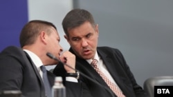 Служебните министри на транспорта и на икономиката и индустрията Христо Алексиев и Никола Стоянов