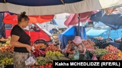 ღია ბაზრობა თბილისში. 2022 წლის აგვისტოს ფოტო.