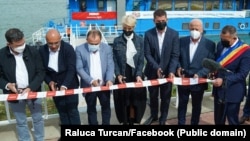 În România, momentul tăierii panglicii pentru o investiție publică e adesea confiscat de politicieni, care vor astfel să adune capital de imagine. Fotografie din 2021, de la inaugurarea unui ponton din județul Tulcea.