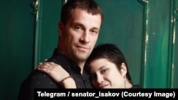 Диана Исакова вместе с отцом, архивная фотография