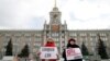 Dy gra mbajnë pankarta me mesazhet “Jo luftë” dhe “Unë nuk zgjedh asnjëherë” gjatë një proteste kundër luftës në qytetin Yekaterinburg në Rusi.