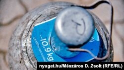A jogszabályban a hatósági ár a 11,5 kilogrammos palackokra vonatkozik, ezért a nagykereskedők elkezdtek 10,9 kilogrammnyi gázt tölteni a palackokba