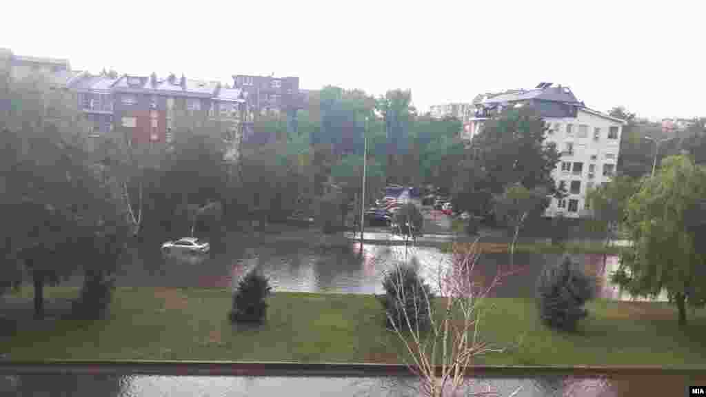 Има информации од Скопско за поплавени улици, паркинзи, подруми, гаражи, паднати покриви од згради, паднати билборди, многу искршени дрвја кои паднале и врз автомобили и слични случаи предизвикани од невремето&hellip;