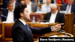 Na inicijativu premijera Abazovića, u Skupštini Crne Gore razriješeni ministri vanjskih poslova i odbrane Ranko Krivokapić i Raško Konjević. 