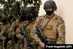 Ukrajinski vojni dobrovoljci učestvuju u vježbi sa britanskim Oružanim snagama u vojnoj bazi u južnoj Engleskoj, 15. avgust 2022.