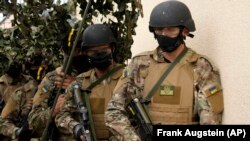 Ukrajinski vojni regruti dobrovoljci u vojnoj vježbi u kojoj ih britanske oružane snage obučavaju u vojnoj bazi u južnoj Engleskoj, kolovoz 2022.