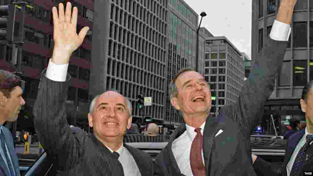 Gorbačov i američki potpredsjednik George Bush pozdravljaju stanovnike Washingtona tokom zvanične posjete 10. decembra 1987.
