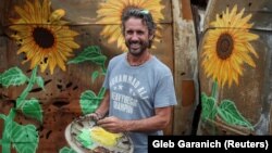 Трек Кели рисува слънчогледи - цветето на Украйна, което по време на война е символ на надеждата