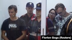 Dy shtetasit rusë, Svetlana Timofoeva dhe Mikhail Zorin, dhe ukrainasi Fedir Mykhaylov. Gjykata e Elbasanit, 24 gusht 2022.