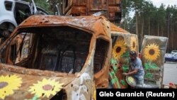 Грозната гледка на опожарените във войната автомобили може поне малко да се промени чрез изкуството