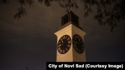 Prepoznatljiv simbol Petrovardinske tvrđave iznad Novog Sada takođe je u mraku