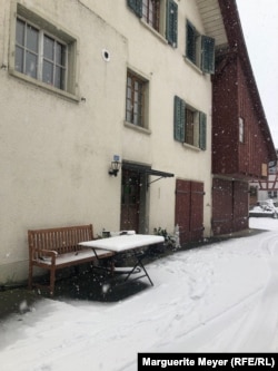 A svájci cég székhelye, ahol az állítólagos munkavégzés történt