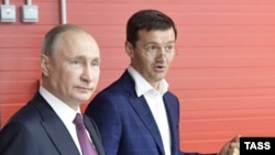 Oleg Čerepanov (desno) i ruski predsednik Vladimir Putin u poseti hokejskoj areni u Jekaterinburgu, 9. jul 2017.