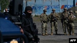 Войници на границата между Сърбия и Косово