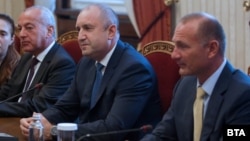 Бившият служебен премиер Гълъб Донев, президентът Румен Радев и бившият служебен енергиен министър Росен Христов по време на служебния кабинет през лятото на 2022 г. По време на това служебно управление беше подписан договорът с турската "Боташ".