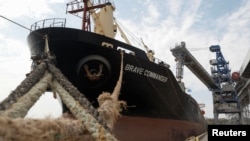 Brave Commander-ზე ხორბალს ტვირთავენ უკრაინის საპორტო ქალაქ იუჟნიში. 14 აგვისტო, 2022 წელი.