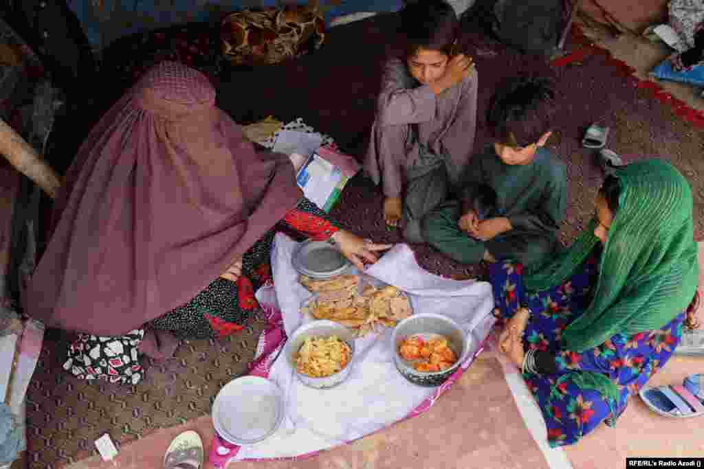 Az özvegy Pashtana szintén Kandahar városában él. Ő és három gyermeke krumplit eszik ebédre. Pashtana koldult, amíg a tálibok be nem tiltották annak lehetőségét a városban. A militáns csoport havonta egy zsák lisztet, rizst és étolajat ad neki, de azt mondja, ez nem elégíti ki a család szükségleteit.