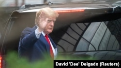 Fostul președinte american Donald Trump ar fi plecat de la Casa Albă în luna ianuarie 2021 cu de o serie de documente ce trebuiau returnate Arhivelor Naționale imediat după terminarea mandatului său, potrivit anchetatorilor americani.