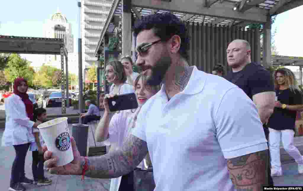 Stars Coffee pokrenuo je ruski reper Timati, koji je u pjesmi iz 2015. napisao da je &quot;predsjednik Putin moj najbolji prijatelj&quot; i vlasnik nekih ruskih restorana Anton Pinskij. Najavili su da će veliki broj praznih nekadašnjih Starbucks kafića biti ponovo otvoren pod njihovim brendom Stars Coffee u narednim mjesecima. Starbucks je imao 130 prodajnih objekata u Rusiji i skoro 2.000 zaposlenih. &nbsp;