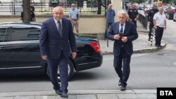 Иван Демерджиев и Бойко Рашков малко преди церемонията по приемане на властта в МВР на 2 август.