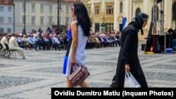 
Analiștii economici spun că, în ciuda actualelor cifre pozitive privind economia românesc, pe viitor situația s-a putea înrăutăți. Creșterea prețurilor, care îi va afecta în special pe cei cu venituri mici, ar putea continua. 
