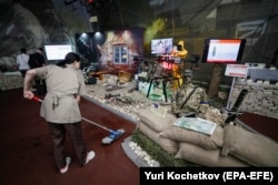 Образцы вооружений, якобы захваченных российскими военными в Украине, на выставке "Армия-2022"