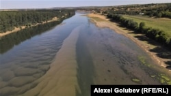 Râul Nistru este principala arteră de apă a Republicii Moldova. Din cauza secetei, debitul râului a scăzut și cu peste 60%, nota Europa Liberă Moldova, pe 28 iulie 2022. 