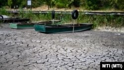 A Velencei-tó kiszáradt medre Pákozd közelében 2022. július 28-án