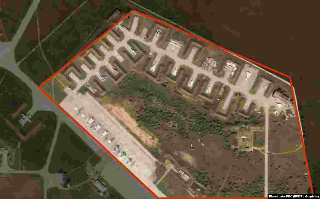 Një foto tjetër e avionëve luftarakë në bazë, disa orë para shpërthimeve.