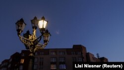Ulična lampa u Berlinu koja samo djelimično gori.