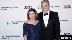 Претседателката на Претставничкиот Дом на САД, Ненси Пелоси и нејзиниот сопруг Пол Пелоси на 42-тото доделување на наградите Кенеди во Вашингтон, САД, 8 декември 2019 година.
