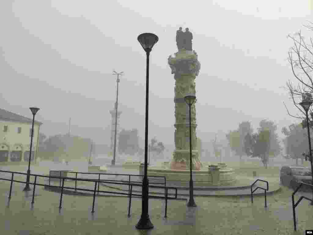 Од службата за итна медицинска помош велат дека добиле пријави за повредени граѓани, но оти не станува збор за посериозни повреди.