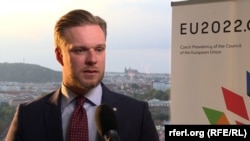 „Ideje felébredni” – mondta Gabrielius Landsbergis litván külügyminiszter. Szerinte a kollektív vízumtilalmat ellenző EU-tagállamoknak le kellene mondaniuk arról, hogy megpróbálják a maguk oldalára állítani az egyszerű orosz utazókat