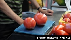 Na tržnici u Kragujevcu povrće i voće kupuje se i na komad...