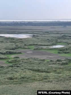 Complexul Lacustru Somova - Parcheș / Zona, acum verde, ar fi trebuit să fie plină de apă.