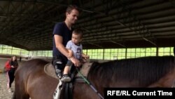  Serhii și băiețelul său de doi ani.