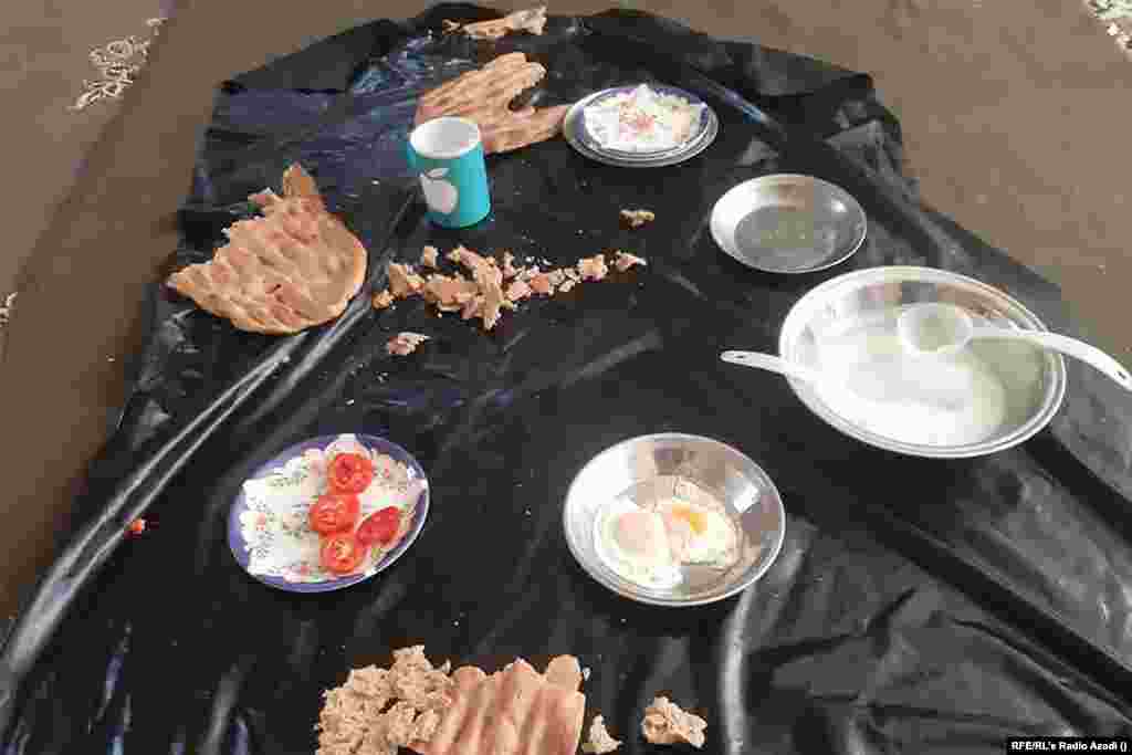 Hasibullah Firozkohban, Ghor tartomány fővárosában él. &quot;A tálib hatalomátvétel előtt volt munkám és megéltem. Megengedhettem magamnak, hogy jól tápláljam a családomat. Sajnos azok az idők elmúltak. Az élelmiszer nagyon drága. Szégyellem magam, hogy nem tudom megadni a gyerekeimnek azt az ételt, amire szükségük van, vagy amire vágynak. Ez nagyon fáj nekem.&quot;