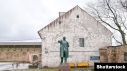 Тази фигура на Владимир Илич Ленин беше преместена от центъра на Нарва още през 1990-те.