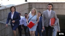 "БСП за България" се регистрира в ЦИК за предстоящите предсрочни парламентарни избори. Сред присъстващите бяха Корнелия Нинова и Кристиан Вигенин.