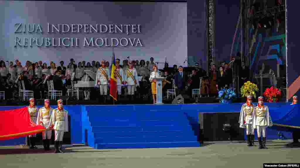 În discursul de Ziua Independenței, președinta Maia Sandu&nbsp;și-a îndemnat concetățenii să creadă în forțele proprii și să nu se oprească la mijloc de drum:&nbsp;&bdquo;Dacă unii vor întreba la ce folosește libertatea și democrația când prețurile cresc, le vom răspunde: libertatea noastră ne face mai puternici, ne dă voce, demnitate și putere, ne face să stăm drepți, să nu ne temem și să judecăm după interesul nostru propriu, nu după dictatul cuiva de afară.&rdquo;