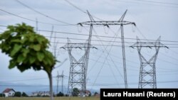 Shtyllat elektrike të tensionit të lartë afër Obiliqit. Fotografi nga arkivi.